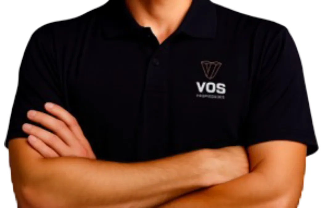 Hombre con los brazos cruzados.